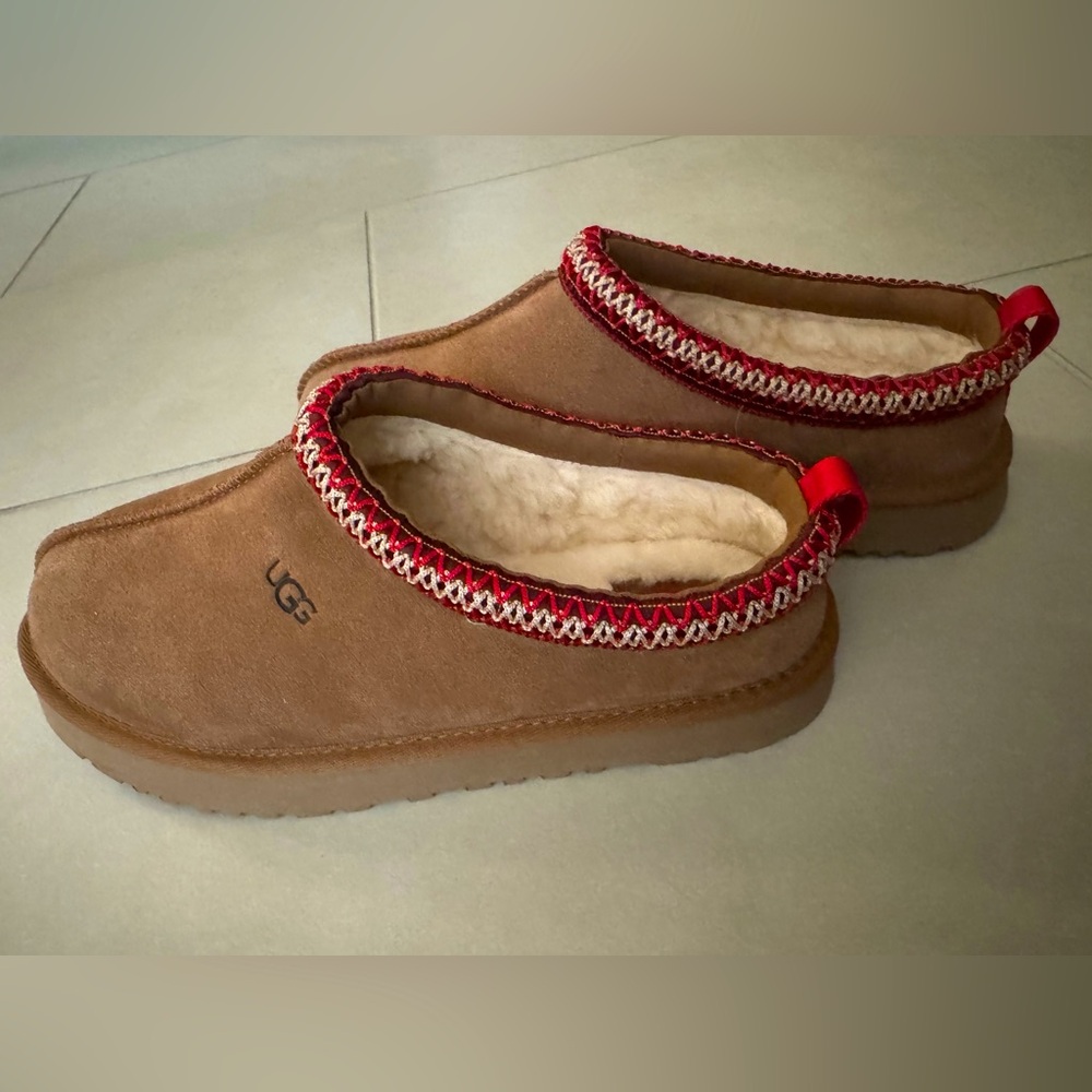 Brand new. UGG Tazz slipper in chestnut. UNISEX Size 6 U.S., 5 UK.